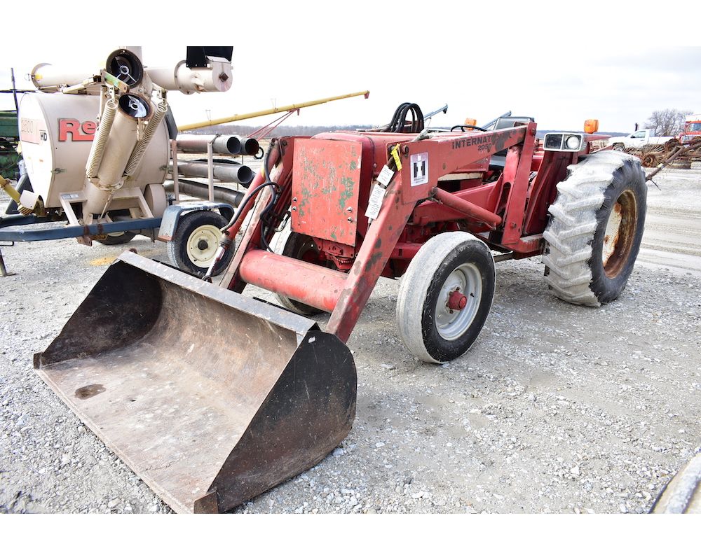 IHC 574 w/ Loader, 1690 actual hrs., Paul Roberts (309) 337-9262